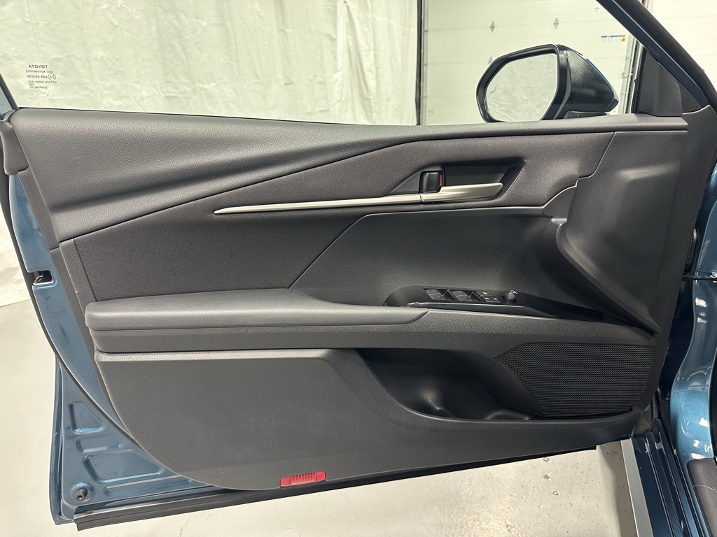 Vehicle image 8 of 70