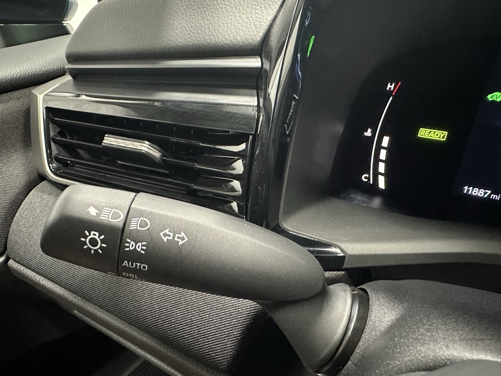 Vehicle image 21 of 70