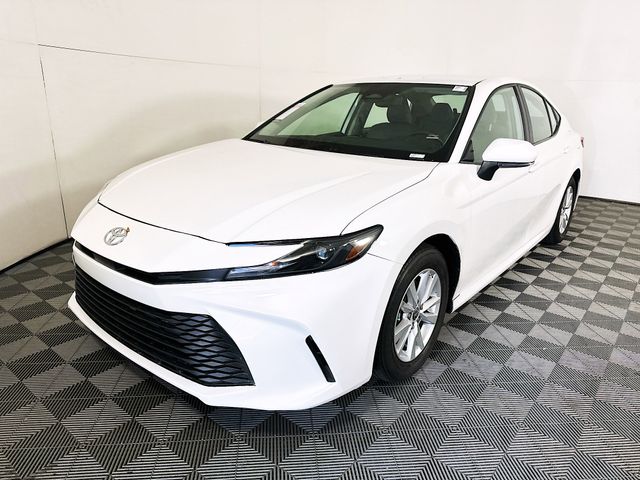 2025 Toyota Camry LE Image 1 of 32