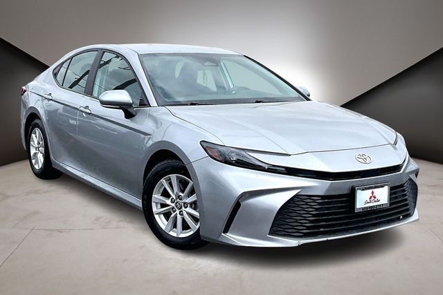 2025 Toyota Camry LE Image 3 of 33
