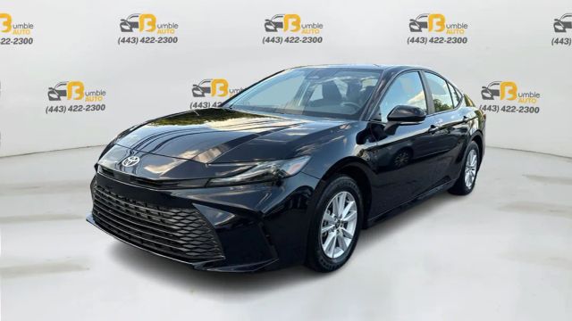 2025 Toyota Camry LE Image 1 of 28