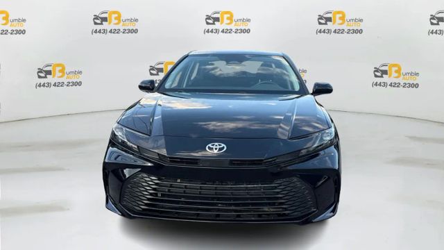 2025 Toyota Camry LE Image 2 of 28