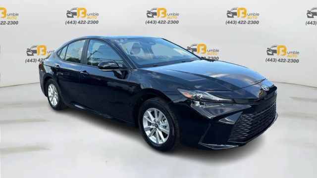 2025 Toyota Camry LE Image 3 of 28