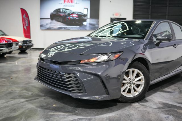 2025 Toyota Camry LE Image 2 of 98
