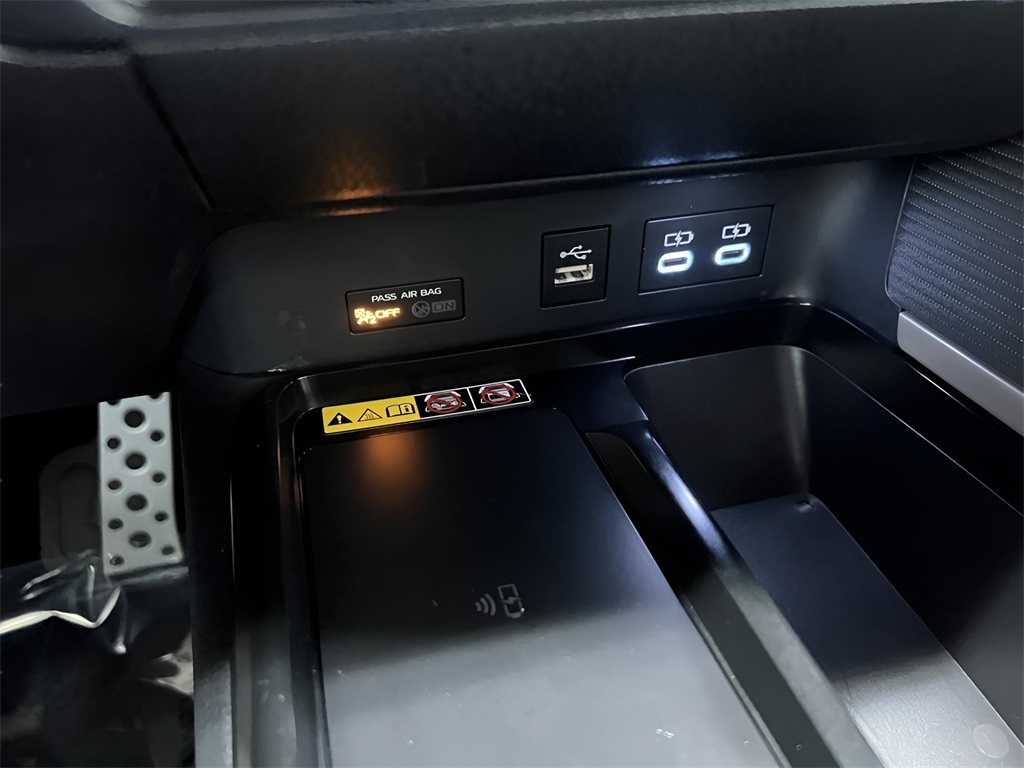 Vehicle image 11 of 42