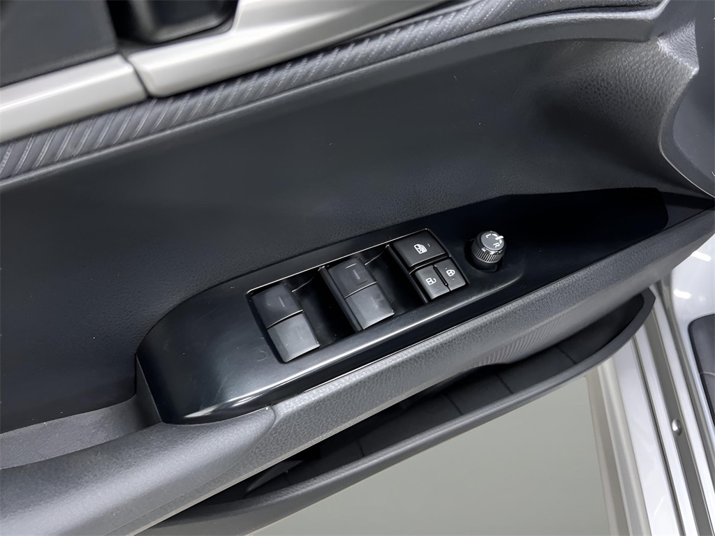 Vehicle image 33 of 42
