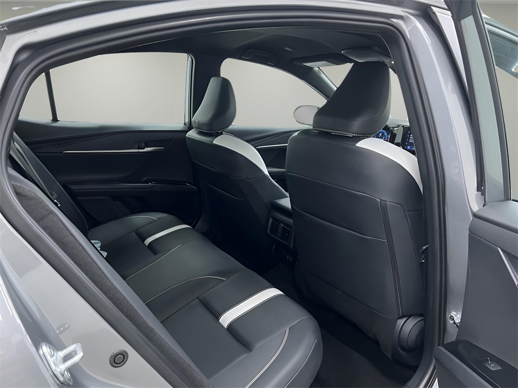 Vehicle image 25 of 42
