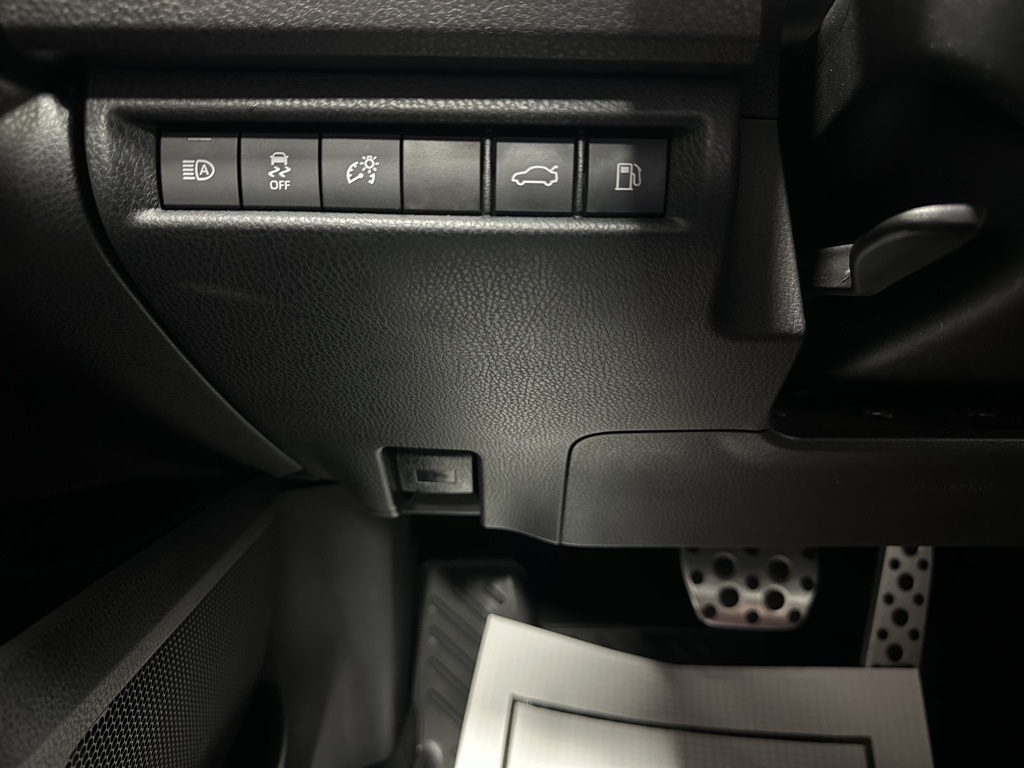 Vehicle image 17 of 69