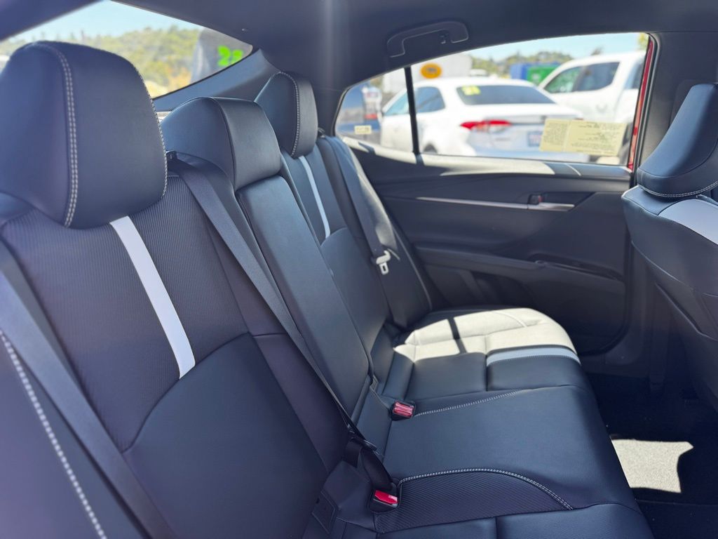 2025 Toyota Camry SE Image 9 of 31