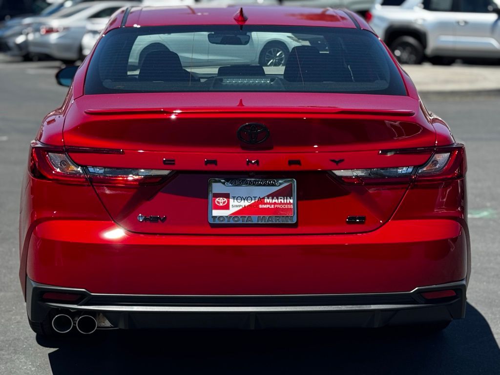 2025 Toyota Camry SE Image 4 of 31