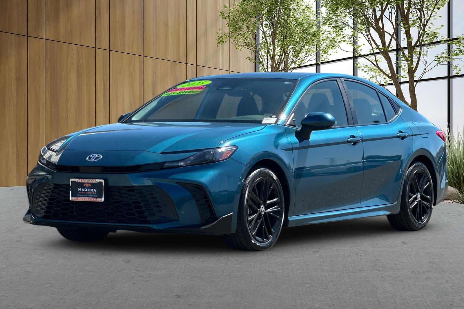 2025 Toyota Camry SE Image 1 of 27