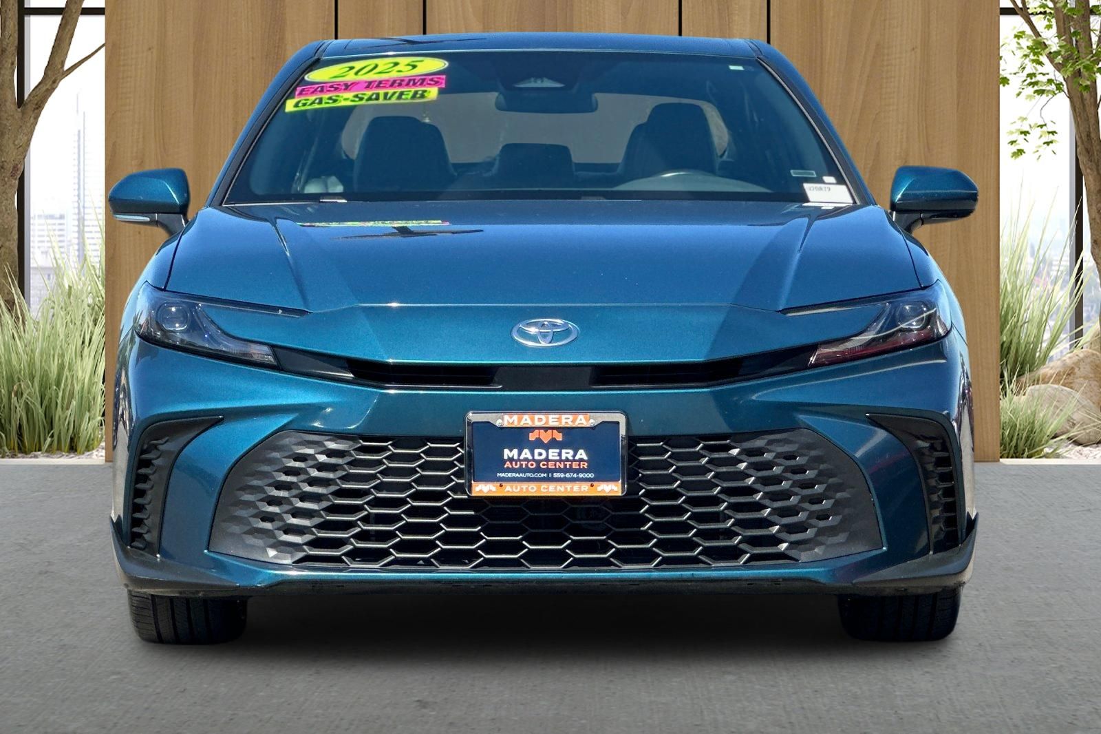 2025 Toyota Camry SE Image 2 of 27