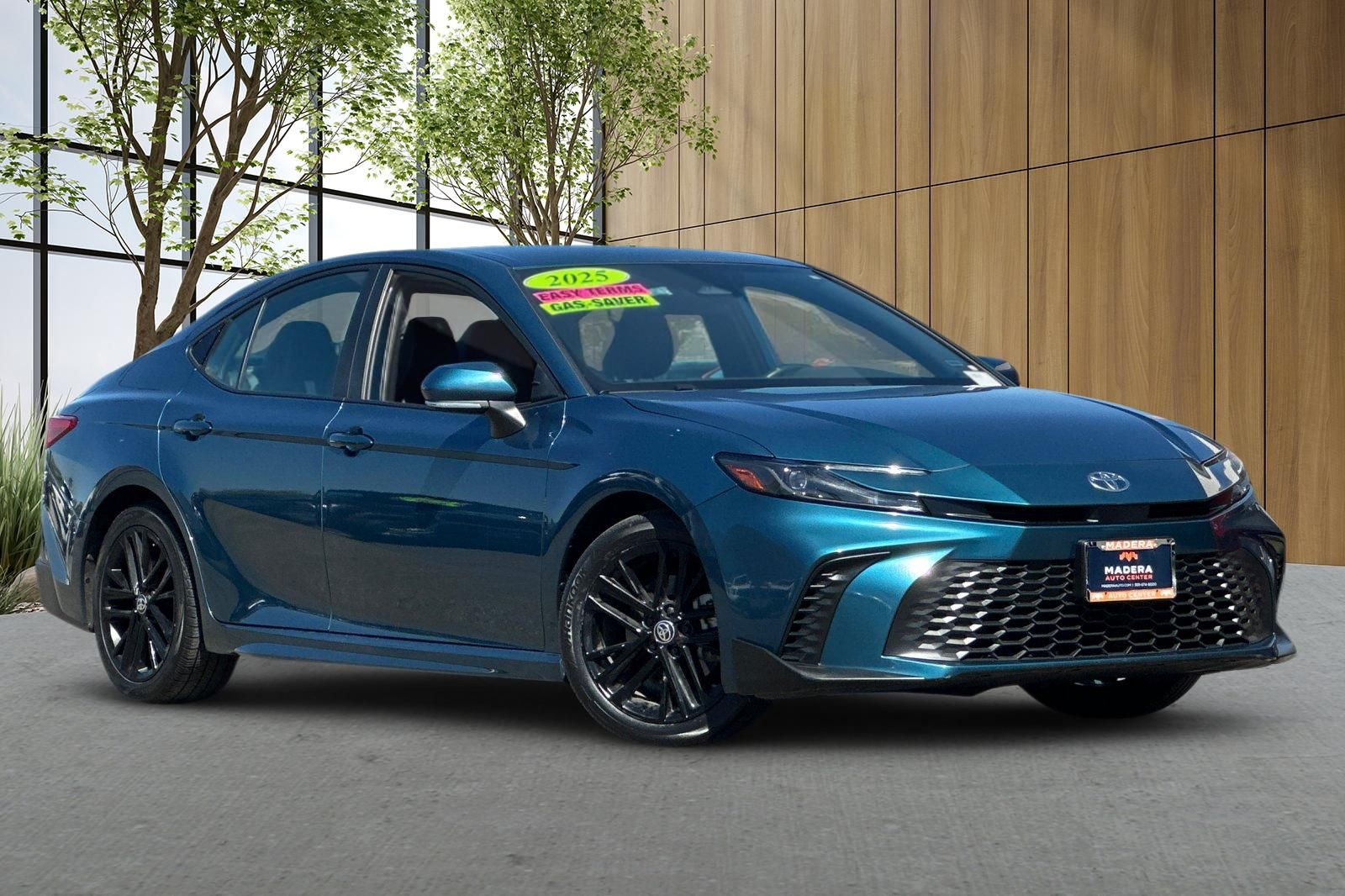 2025 Toyota Camry SE Image 3 of 27