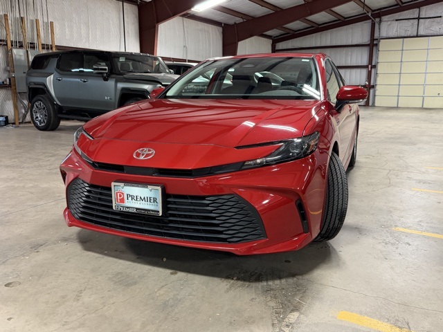 2025 Toyota Camry SE Image 2 of 18