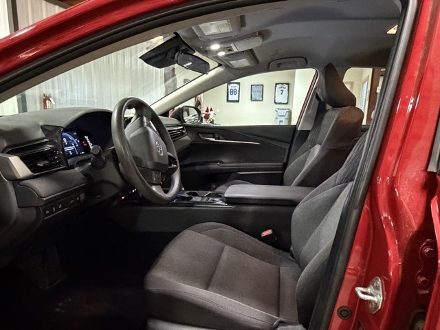 2025 Toyota Camry SE Image 10 of 18