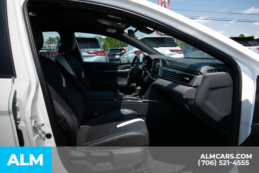 2025 Toyota Camry SE Image 12 of 27