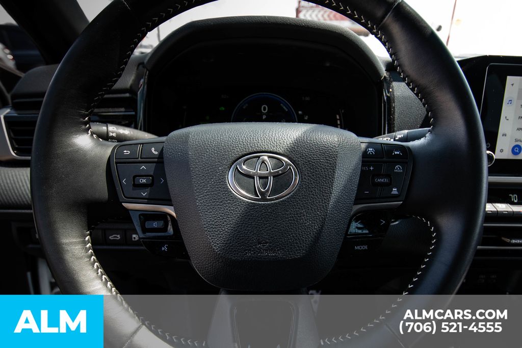 2025 Toyota Camry SE Image 15 of 27