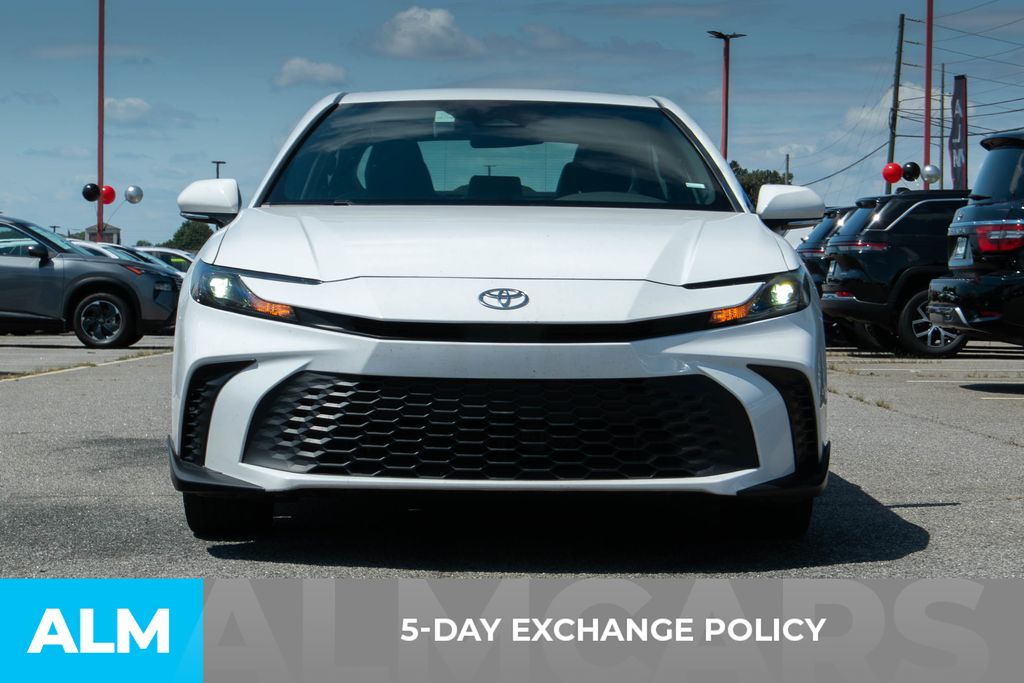 2025 Toyota Camry SE Image 3 of 27