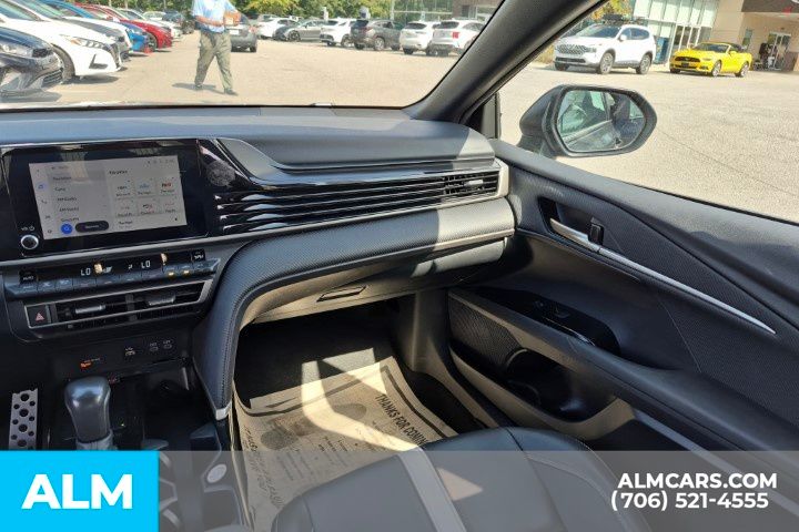 2025 Toyota Camry SE Image 19 of 36