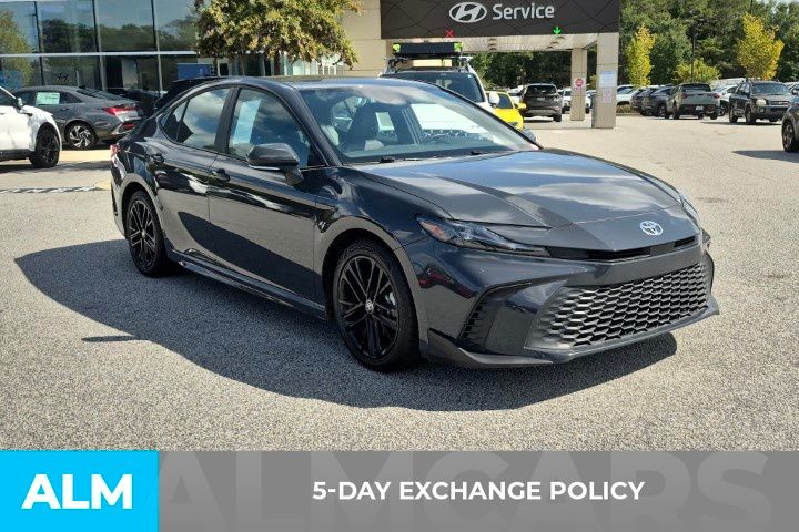 2025 Toyota Camry SE Image 3 of 36