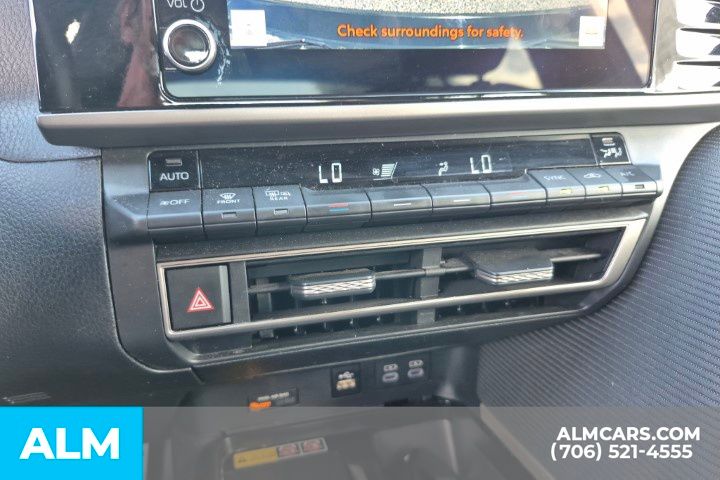 2025 Toyota Camry SE Image 31 of 36