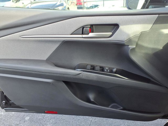 2025 Toyota Camry SE Image 17 of 31