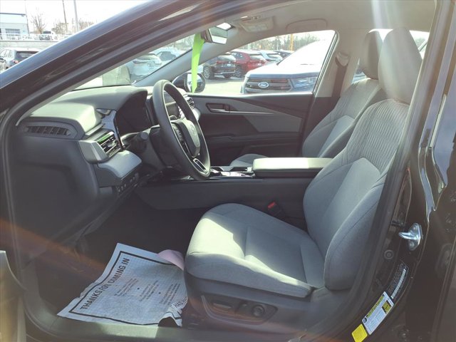 2025 Toyota Camry SE Image 7 of 31