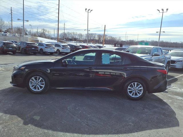 2025 Toyota Camry SE Image 4 of 31