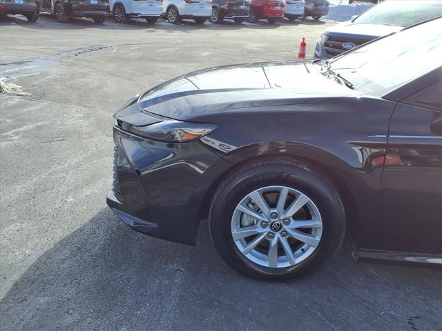2025 Toyota Camry SE Image 5 of 31