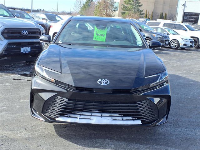 2025 Toyota Camry SE Image 2 of 31