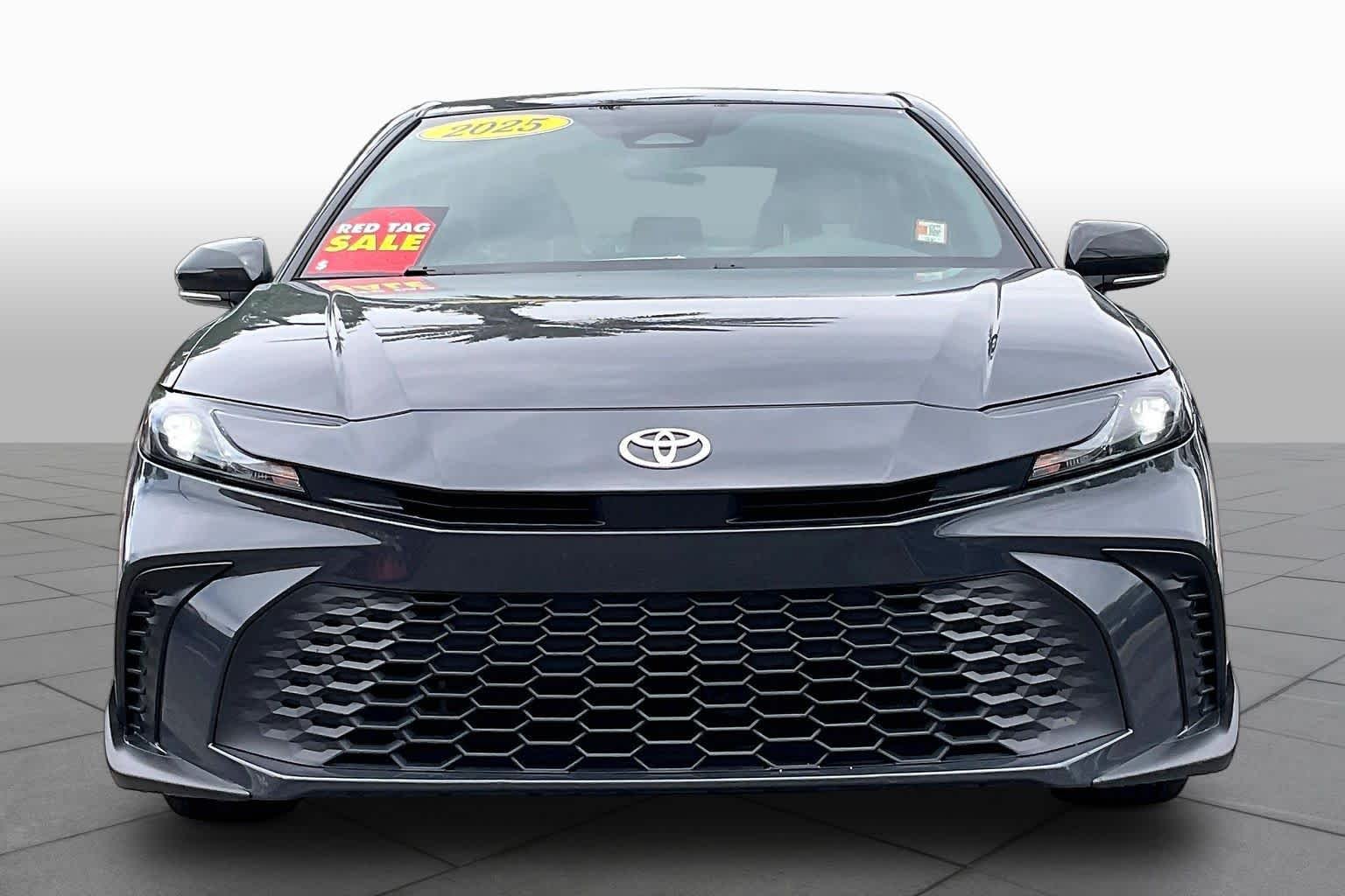 2025 Toyota Camry SE Image 2 of 33