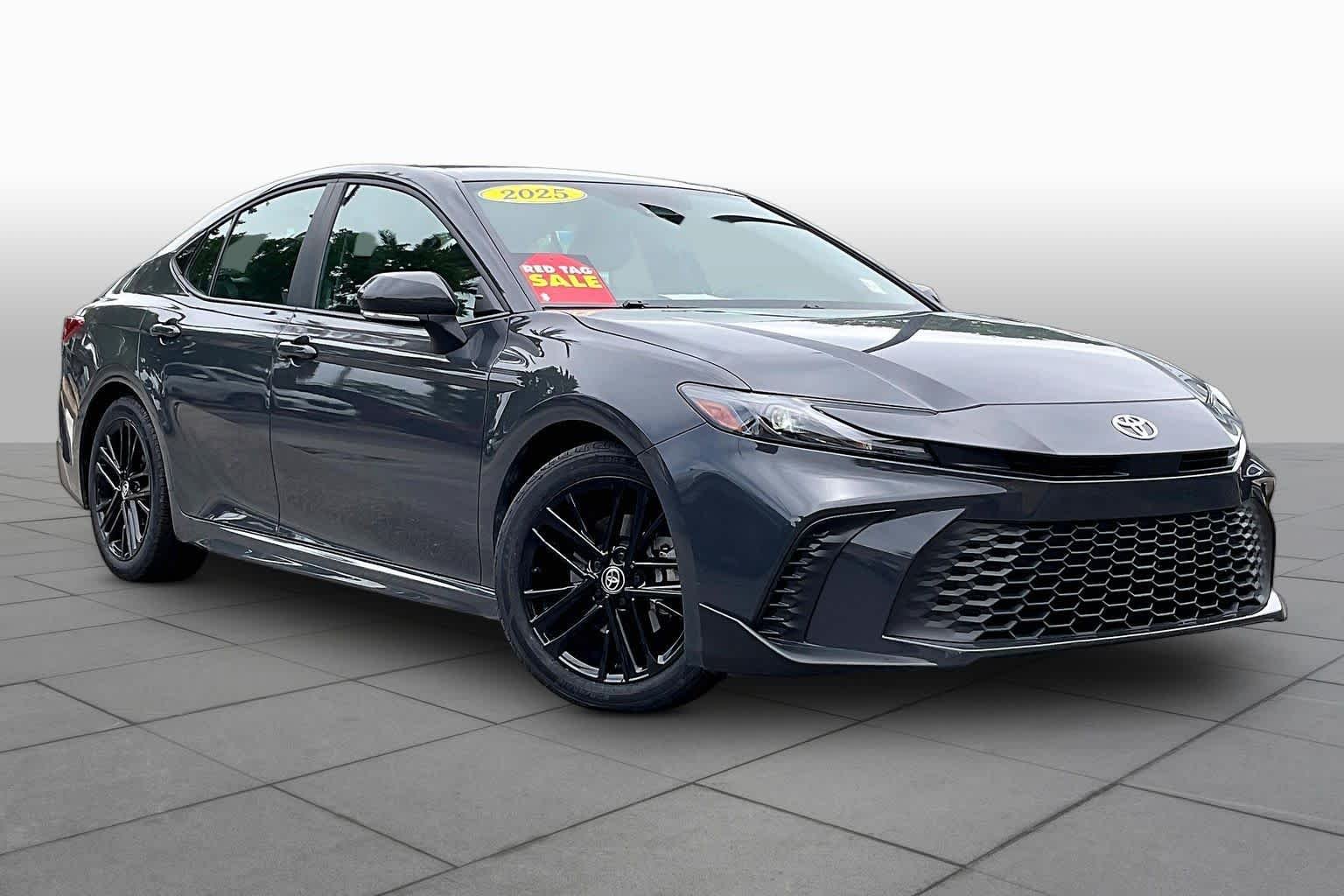 2025 Toyota Camry SE Image 3 of 33