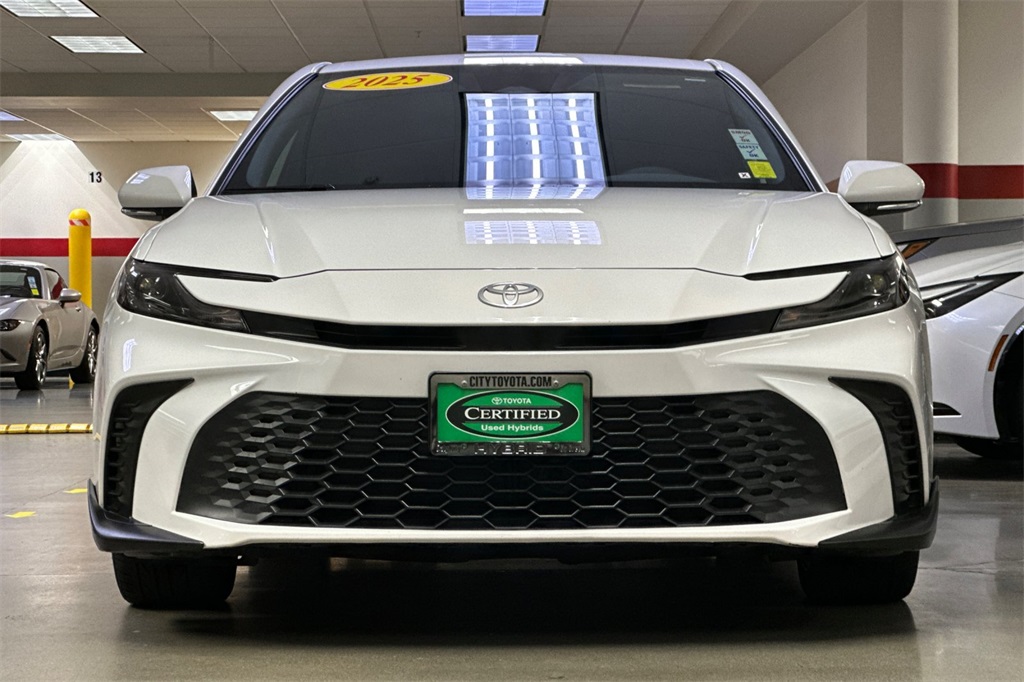 2025 Toyota Camry SE Image 2 of 29