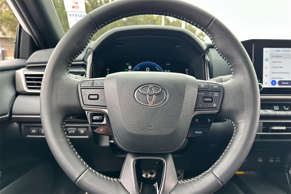 2025 Toyota Camry SE Image 17 of 29