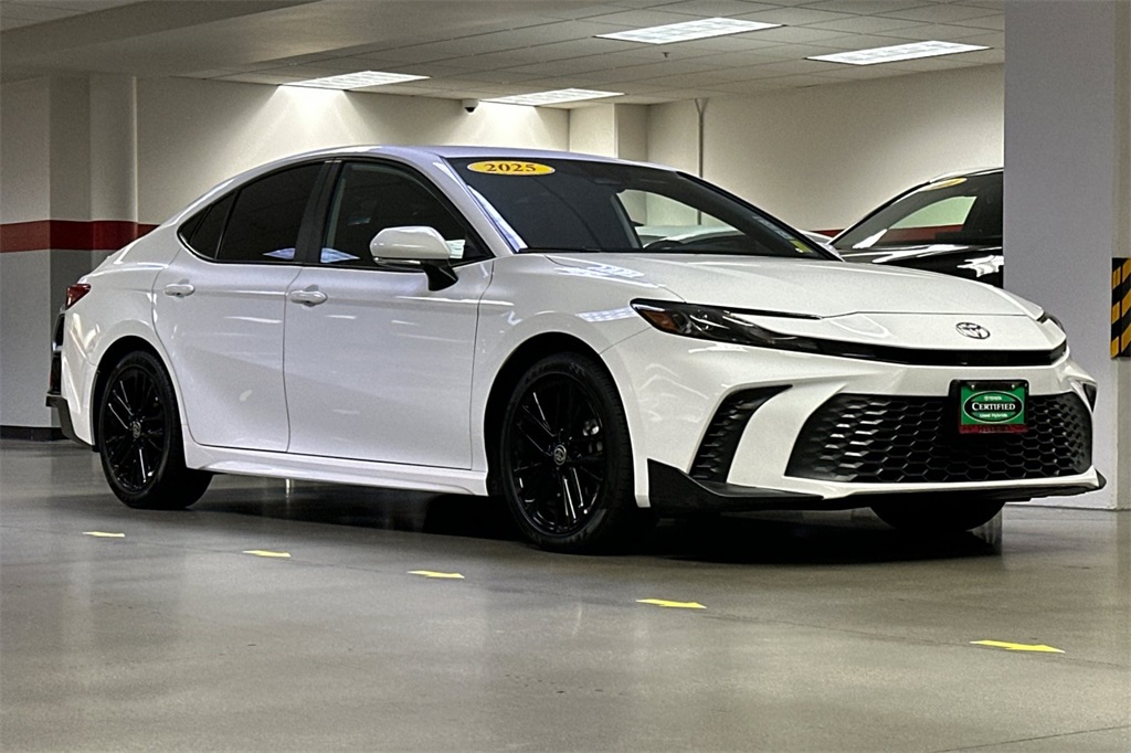 2025 Toyota Camry SE Image 4 of 29