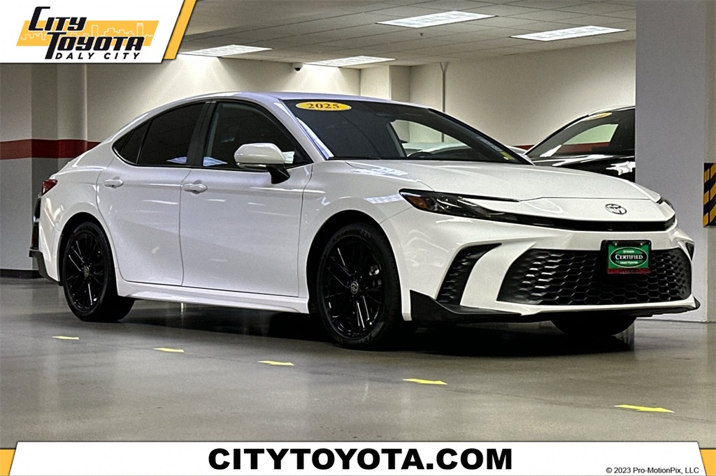 2025 Toyota Camry SE Image 3 of 29