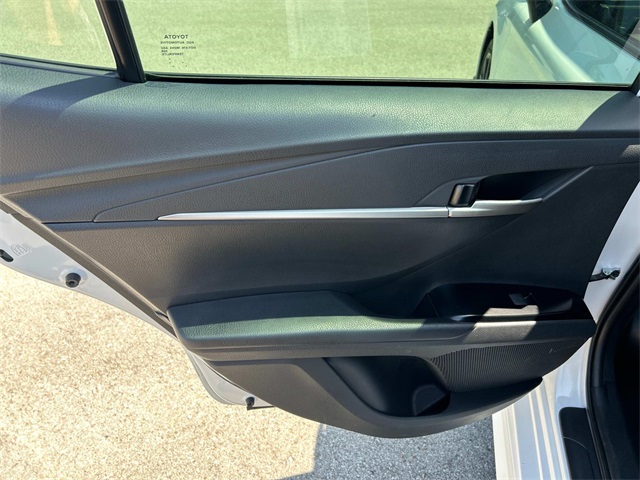 Vehicle image 21 of 28