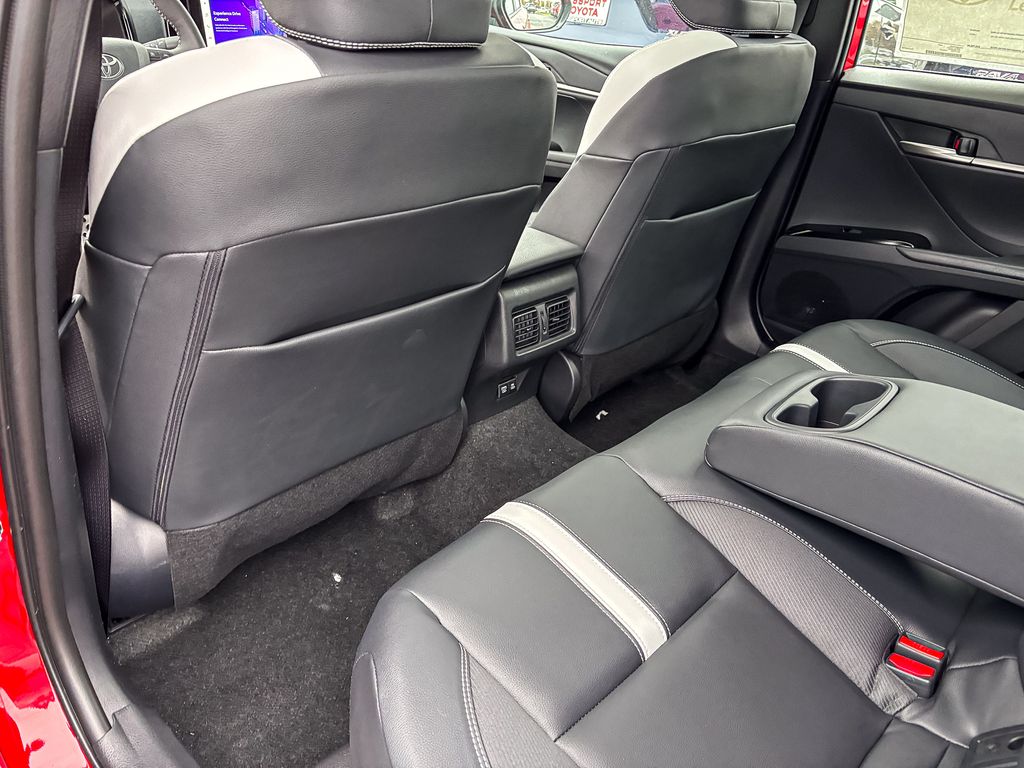 2025 Toyota Camry SE Image 9 of 30