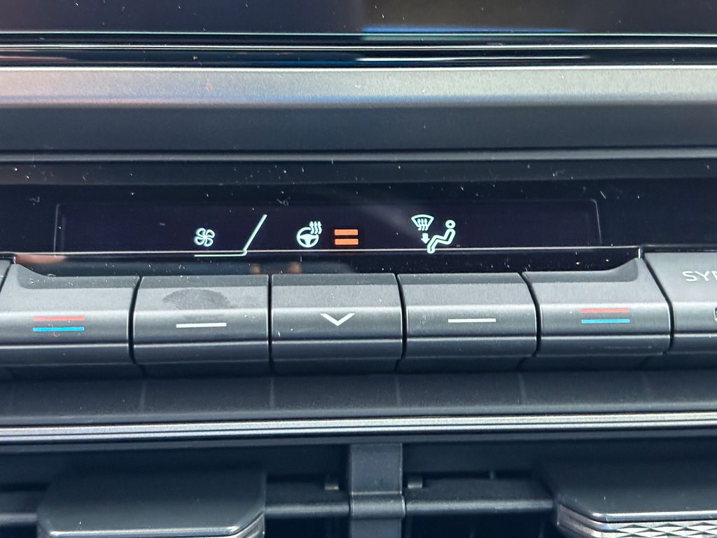 2025 Toyota Camry SE Image 20 of 30