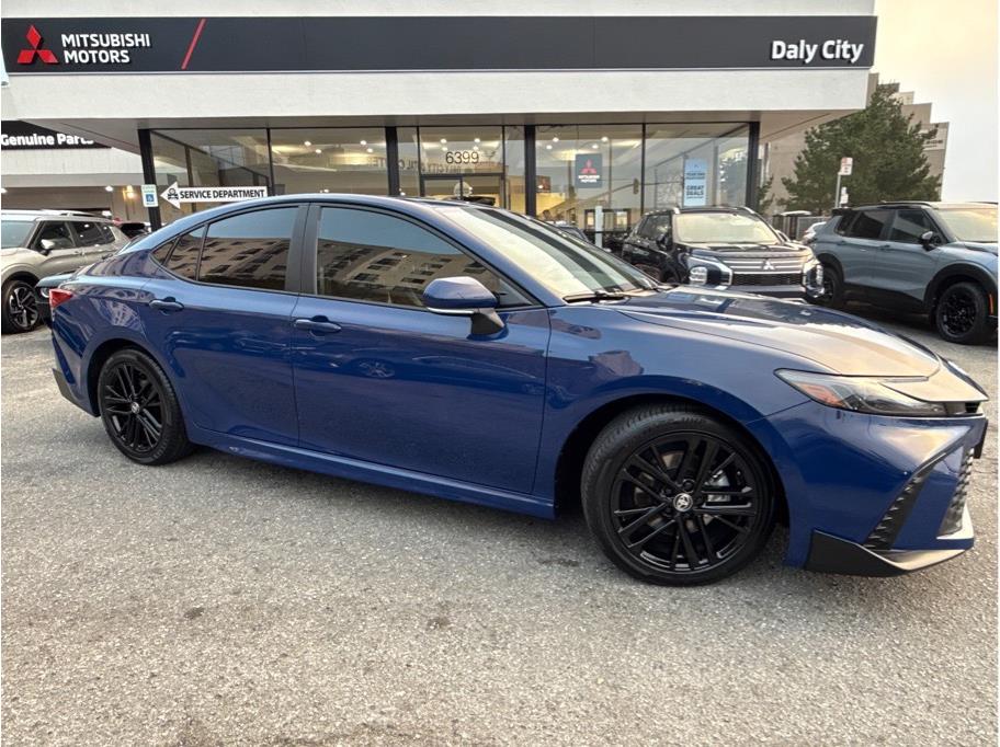 2025 Toyota Camry SE Image 3 of 35