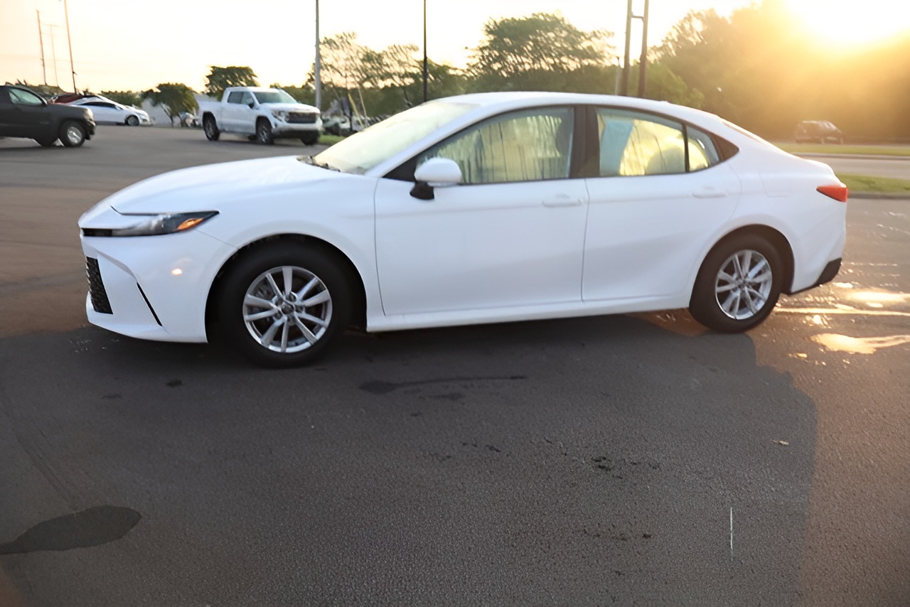 Vehicle image 33 of 42