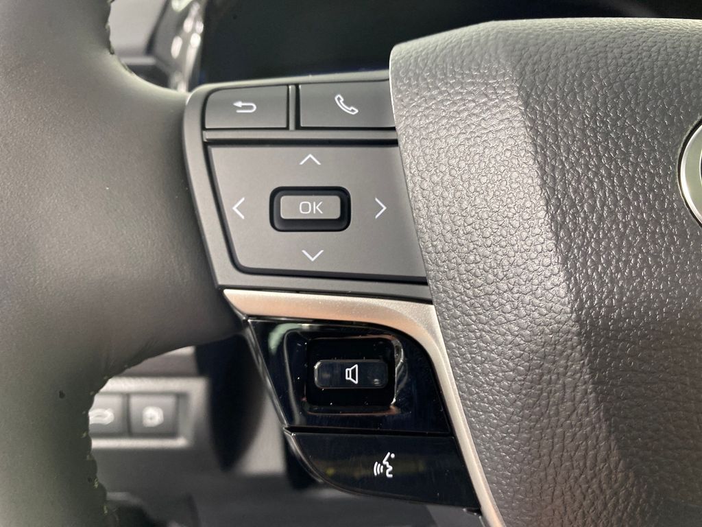 Vehicle image 13 of 30