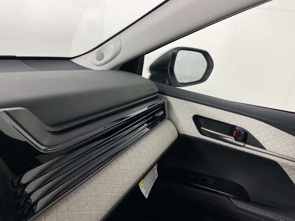 Vehicle image 27 of 30