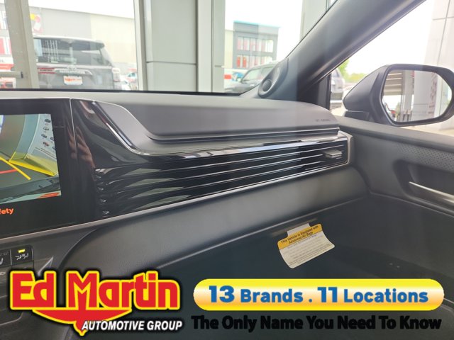 Vehicle image 26 of 34