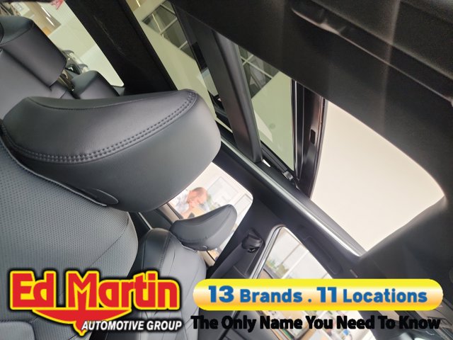 Vehicle image 8 of 34