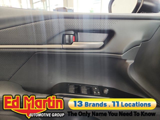 Vehicle image 33 of 34