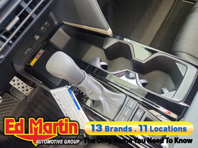 Vehicle image 17 of 34