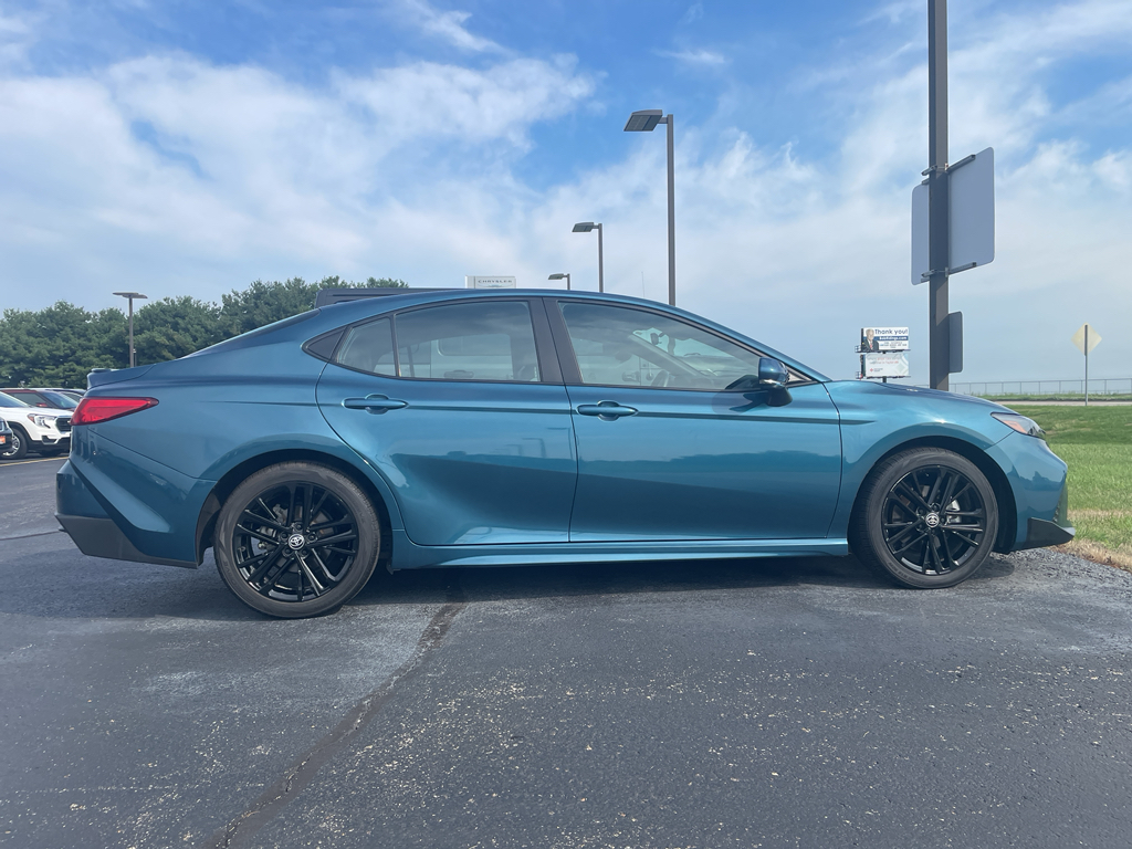 2025 Toyota Camry SE Image 4 of 24