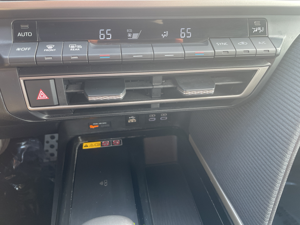 2025 Toyota Camry SE Image 9 of 24