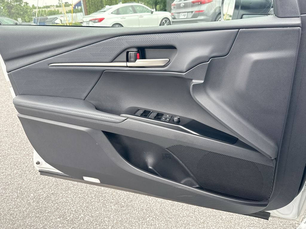 Vehicle image 17 of 34